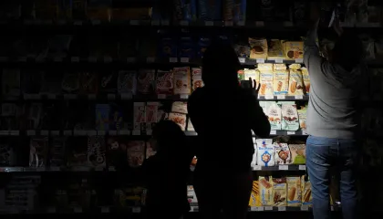 Pessoas usam celulares e lanternas para comprar mantimentos dentro do supermercado durante o apagão em Barcelona • 28/04/2025 REUTERS/Bruna Casas