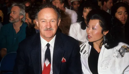 Gene Hackman e Betsy Arakawa em Los Angeles, na California, em 1986 • Donaldson Collection/Michael Ochs Archives/Getty Images