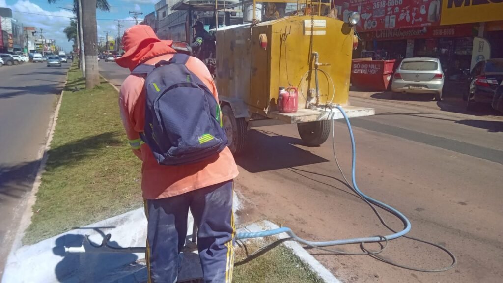 Prefeitura de Águas Lindas Intensifica Revitalização com Pintura de Meio-Fio em Diversas Ruas e Avenidas da Cidade