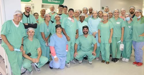 Equipe com 16 especialistas participou da separação de siamesas em Goiânia. Fotos: Eliane Barros.