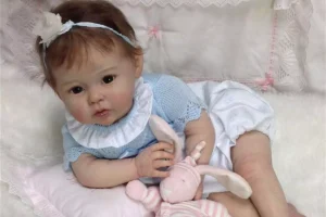 Projeto quer multar em R$ 30 mil quem furar fila com bebê reborn
