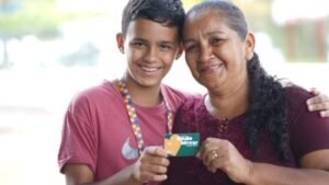 Quem não tem acesso à internet pode contar com atendimento presencial nas unidades do Vapt Vupt e pontos de apoio municipais (Fotos: Octacílio Queiroz / Edgard Soares)
