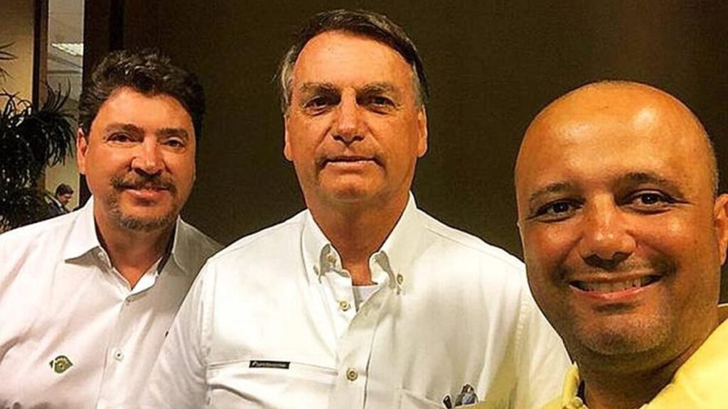 No passado, Wilder Morais até tirou foto com Vitor Hugo, ao lado do ex-presidente Jair Bolsonaro (PL). Hoje, estão em grupos separados, afirma presidente do PL em Goiás (Foto: Divulgação)