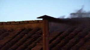 Fumaça preta: Papa não é eleito na manhã do segundo dia de conclave