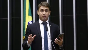 Nikolas Ferreira entra com pedido de impeachment contra Dino