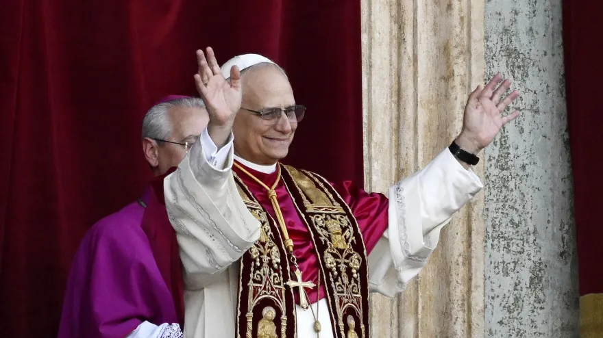 Papa Leão XIV acena para a multidão no Vaticano após conclave • Antonio Masiello/Getty Images