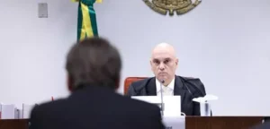 Jair Bolsonaro, de costas, e Alexandre de Moraes (Foto: Antonio Augusto/STF)