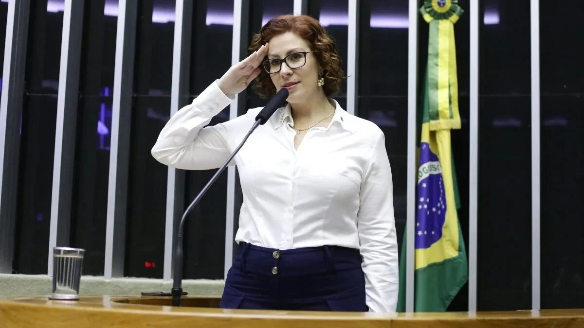 Carla Zambelli: a situação da deputada que deixou o país após ser condenada a prisão