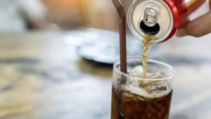 Governo federal investiga uma possível contaminação em em uma linha de produção da Coca-Cola em Fortaleza (CE) • Virojt Changyencham/GettyImages