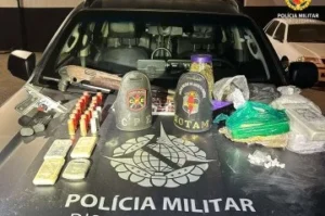 Ação conjunta entre ROTAM e CPE resulta na prisão de cinco suspeitos e na apreensão de drogas, armas e munições em Águas Lindas - (crédito: Divulgação PMDF)