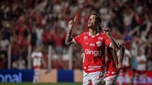 Bruno Xavier comemora gol pelo Vila Nova na Série B. Foto: Roberto Corrêa - Vila Nova