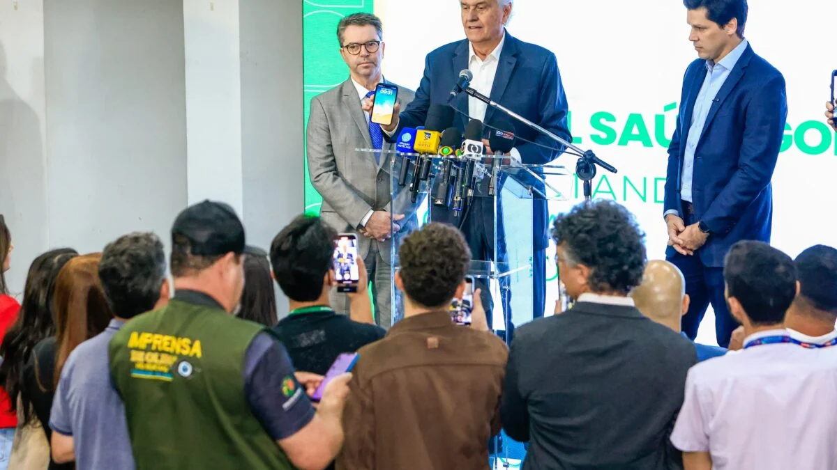 Caiado, ao lado do secretário de Saúde, Rasível dos Reis e do vice-governador Daniel Vilela (MDB) durante apresentação do Canal Saúde Goiás (Foto: Divulgação)