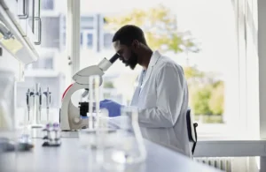 Terapia CAR-T contra o câncer usa as células do sistema imunológico do próprio paciente para atacar o tumor • Solskin/GettyImages