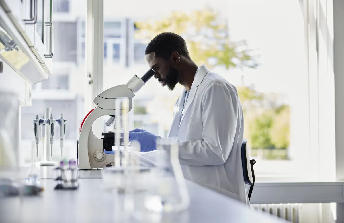 Terapia CAR-T contra o câncer usa as células do sistema imunológico do próprio paciente para atacar o tumor • Solskin/GettyImages