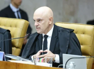 Moraes autoriza deputados do PL e veta Gustavo Gayer para visitar Bolsonaro | CNN Brasil