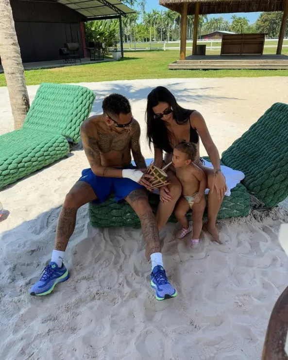 Neymar, Bruna e Mavie aproveitando dias na praia • Instagram/ Bruna Biancardi