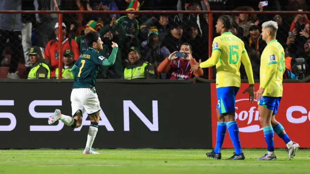 Miguelito comemora o gol da Bolívia enquanto os jogadores do Brasil lamentam • Buda Mendes/Getty Images