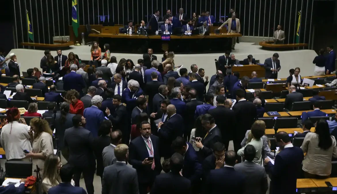 Câmara aprova isenção do Imposto de Renda para quem ganha até R$ 5 mil por mês