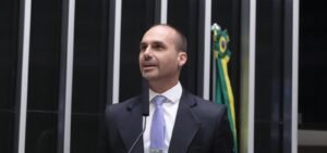 Relator vota pelo arquivamento do processo de cassação de Eduardo Bolsonaro