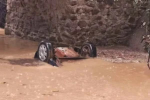 O carro ficou completamente submerso no rio - (crédito: Material cedido ao Correio)