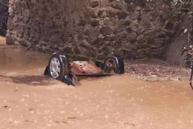 O carro ficou completamente submerso no rio - (crédito: Material cedido ao Correio)