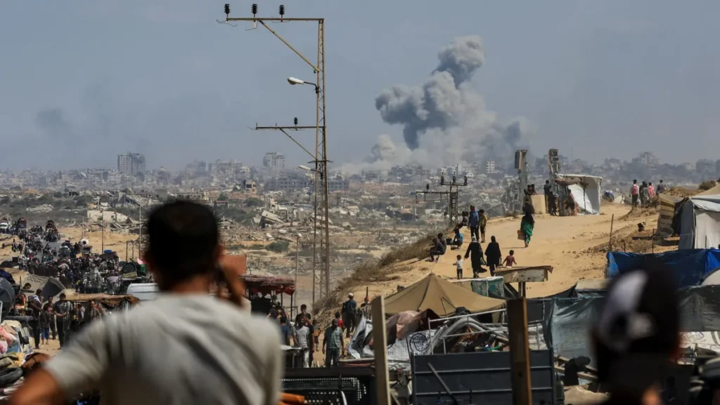 Fumaça no centro de Gaza em meio a fuga de palestinos saindo do norte 24/9/2025 • REUTERS/Dawoud Abu Alkas