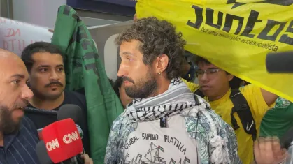 "20 horas sem urinar", ativista deportado relata maus tratos em Israel