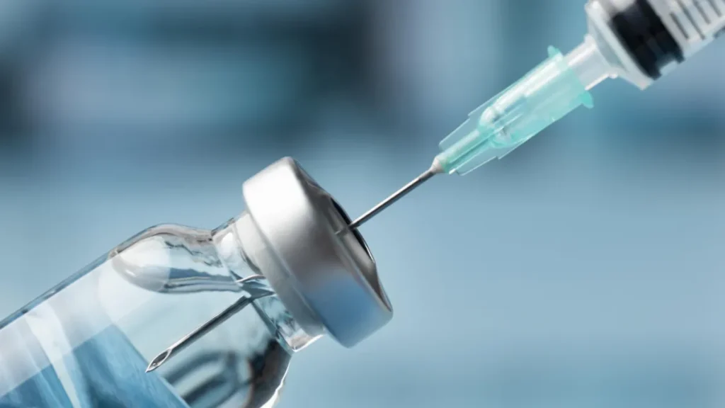 Vacinas, como a contra influenza e covid-19, podem reduzir o risco de infarto e AVC, de acordo com especialistas • Freepik