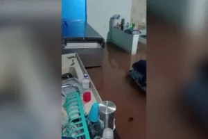 Moradora de Águas Lindas mostra casa alagada - (crédito: Material cedido ao Correio )