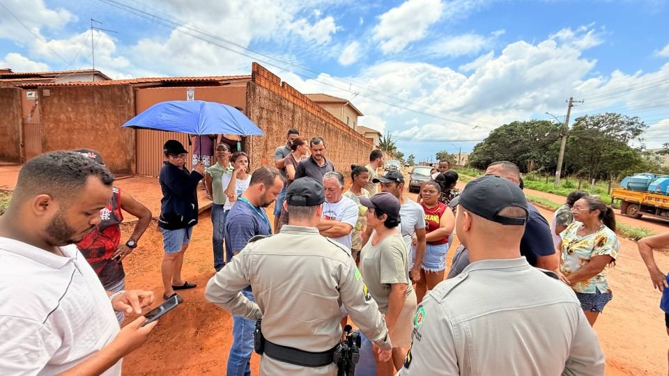 Moradores cansam de esperar e fazem manifestação por falta de água em Águas Lindas