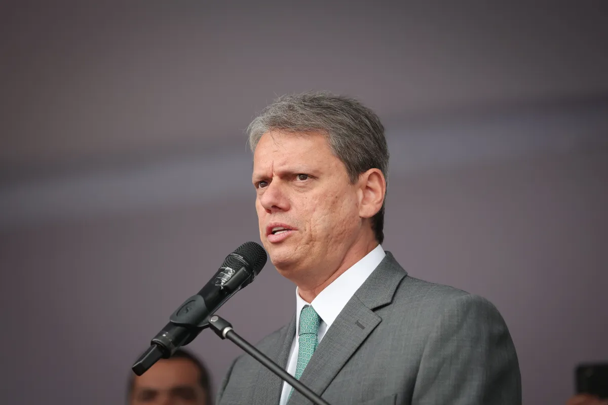 Entorno de Tarcísio pede distância de Bolsonaro e candidatura em fevereiro