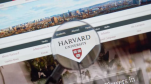 Universidade Harvard é alvo de ataques de Trump • CNN