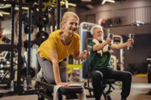 Estudos indicam benefícios da musculação e atividade física para a terceira idade • Emir Memedovski/via Getty Images