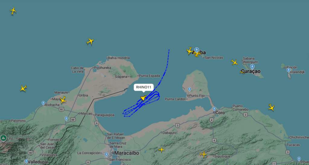 Aviões de guerra, modelo F/A-18F Super Hornet, sobrevoam o Golfo da Venezuela, em 9 de dezembro de 2025, de acordo com o site FlighRadar24. • FlighRadar24 / Reprodução