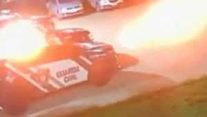 Viatura e pátio da GCM pegando fogo após atentado - (Foto: reprodução)