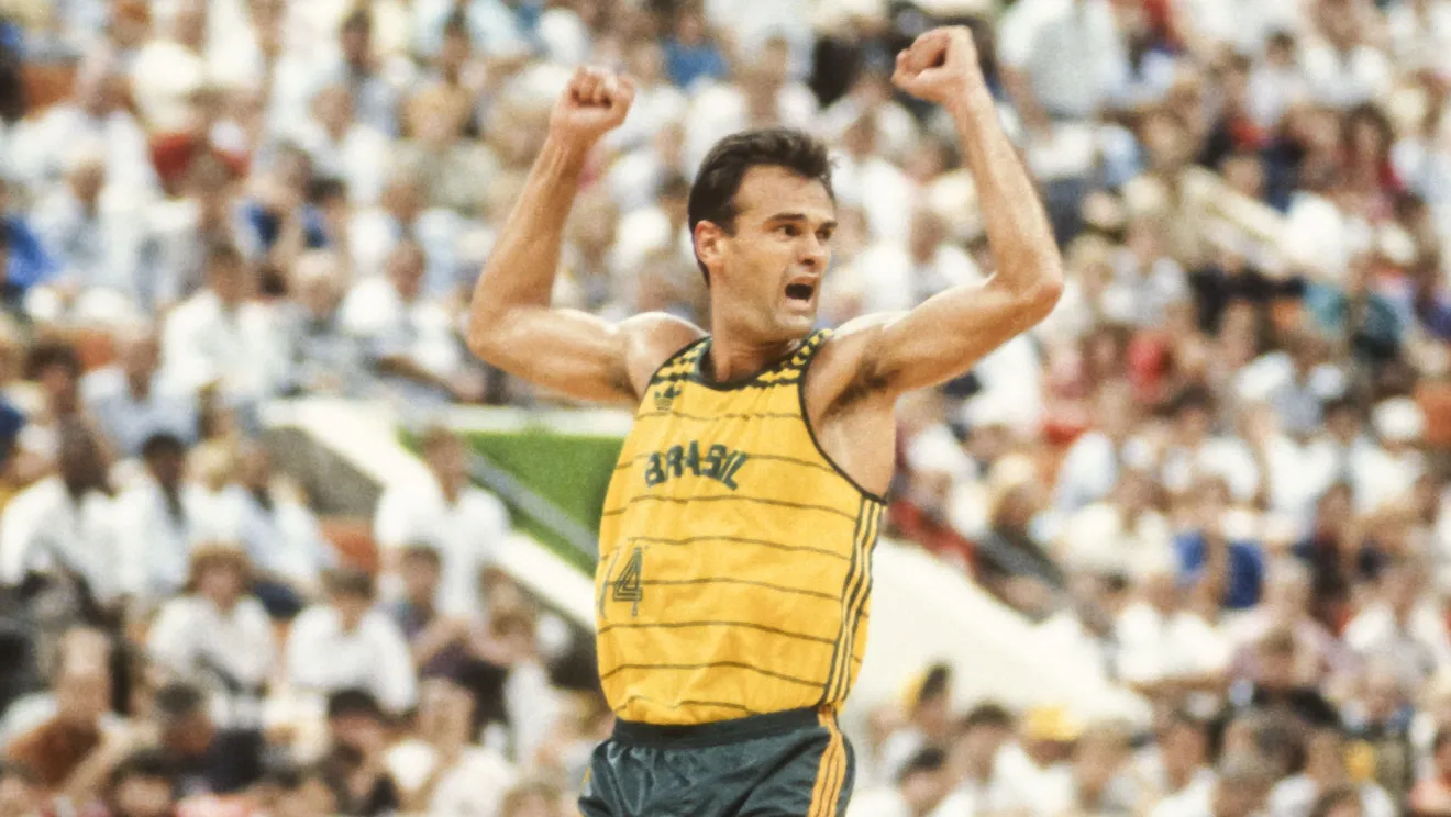 Schmidt joga na partida de basquete pela medalha de ouro contra os Estados Unidos durante os Jogos Pan-Americanos de 1987, realizados em agosto de 1987 na Market Square Arena em Indianápolis, Indiana; Schmidt marcou 46 pontos e liderou o Brasil à vitória • Getty Images