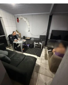 Momento em que o mandado foi cumprido | Foto: PCGO
