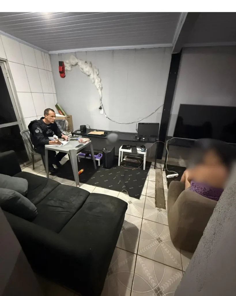 Momento em que o mandado foi cumprido | Foto: PCGO