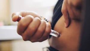 Estudo indica que medicamentos GLP-1 eduzem mortes de diabéticos e pacientes autoimunes • Maskot/GettyImages
