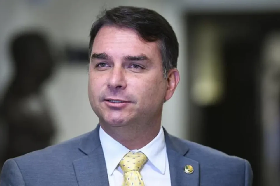 Flávio Bolsonaro liga para Márcio Corrêa após pedido de exulsão do PL: 'Conte comigo' (Foto: Edilson Rodrigues - Agencia Senado)