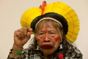 O cacique Raoni Metuktire, de 94 anos, foi diagnosticado com câncer no aparelho digestivo • Foto: Salvatori Di Nolfi - 10.dez.2012 / Associated Press via Estadão Conteúdo