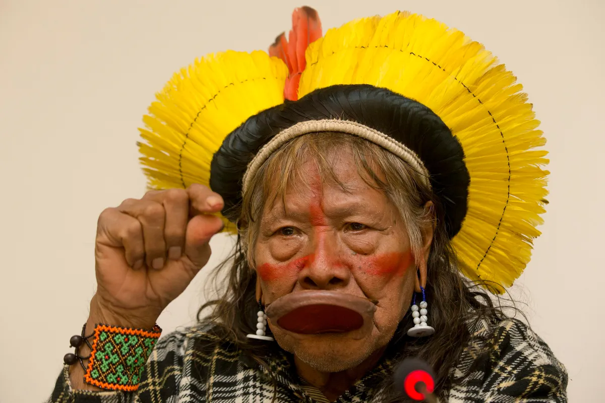 O cacique Raoni Metuktire, de 94 anos, foi diagnosticado com câncer no aparelho digestivo • Foto: Salvatori Di Nolfi - 10.dez.2012 / Associated Press via Estadão Conteúdo