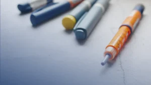 Os medicamentos que exigem prescrição médica, seja tarja vermelha ou preta, devem ter a sua divulgação restrita aos profissionais de saúde que podem receitar. • Divulgação/Anvisa