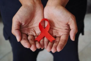 Símbolo vermelho que representa a luta contra o HIV. • undefined