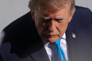 O presidente dos EUA, Donald Trump, fala com membros da imprensa antes de embarcar no Marine One no Gramado Sul da Casa Branca • Mehmet Eser/Anadolu via Getty Images