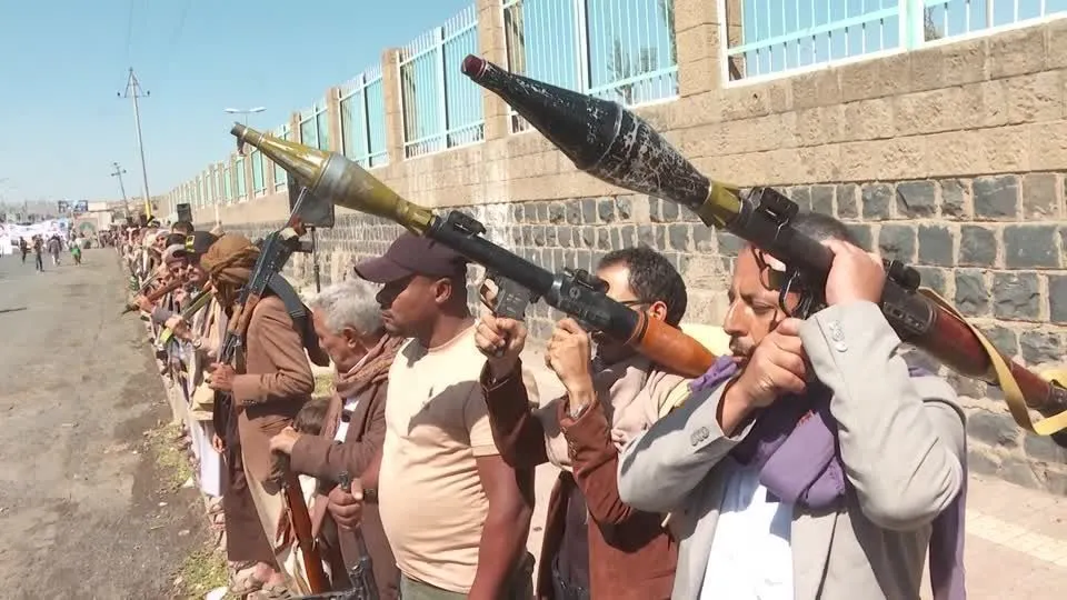 Apoiadores dos Houthis realizam manifestação armada em Sanaa • Reuters